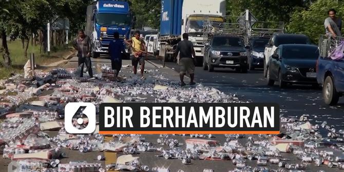 VIDEO: Truk Hilang Kendali, Ratusan Bir Berhamburan di Jalan