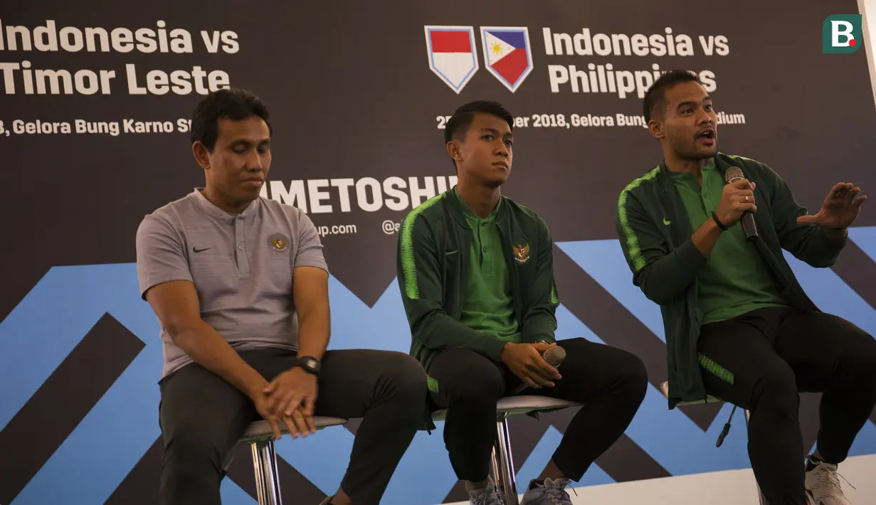 Pemain Timnas Indonesia, Andritany Ardhiyasa, saat tur trofi Piala AFF di Mall Kota Kasablanka, Jakarta, Minggu (4/11). Timnas Indonesia akan memulai Piala AFF melawan Singapura pada 9 September. (Bola.com/Vitalis Yogi Trisna)