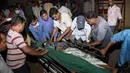 Petugas memindahkan korban ke rumah sakit lain saat kebakaran besar melanda rumah sakit SUM Bhubaneshwar di Odisha, India Timur, Senin (17/10). Sebanyak 120 petugas pemadam dikerahkan dan butuh waktu hampir dua jam untuk mengendalikan si jago merah. (AFP)