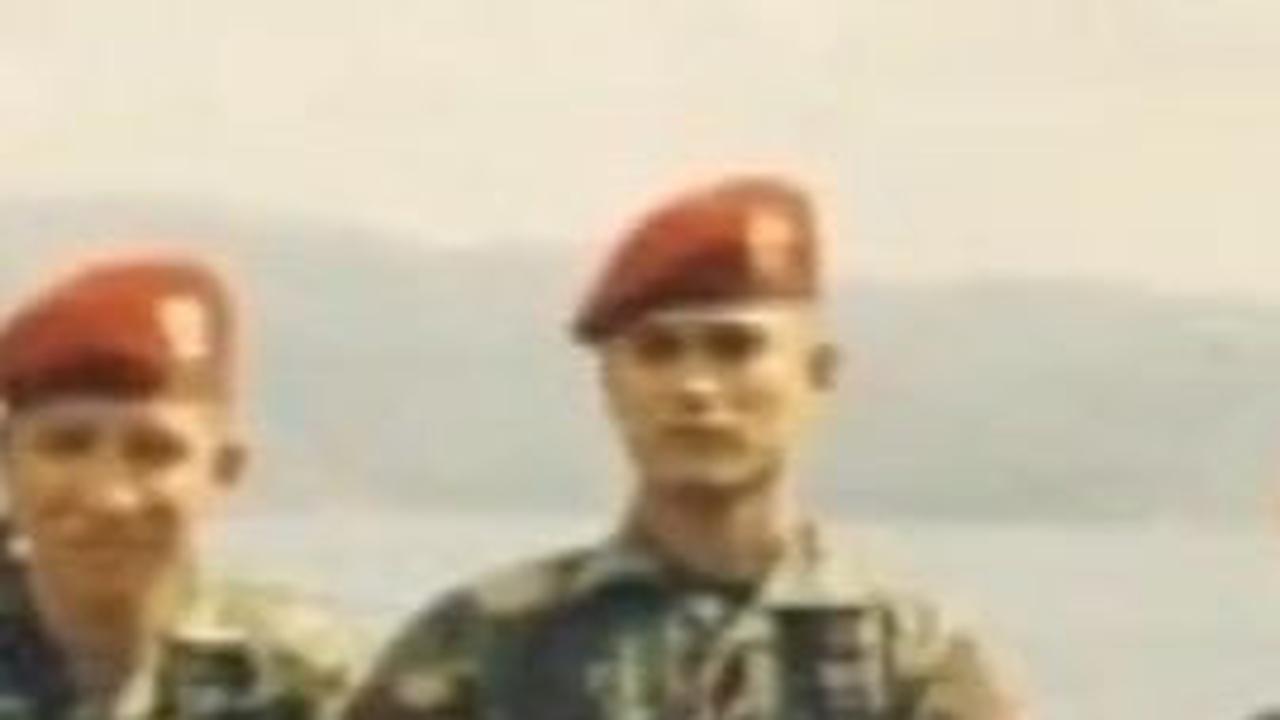 Sebagai informasi, sniper atau penembak runduk adalah prajurit yang secara khusus dilatih untuk mempunyai kemampuan membidik, menembak, dan membunuh musuh secara tersembunyi dari jarak jauh dengan menggunakan senapan.