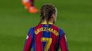 Penyerang Barcelona, Antoine Griezmann dengan gaya rambut kepand duanya saat berhadapan dengan Real Sociedad pada pertandingan lanjutan La Liga Spanyol di stadion Camp Nou di Barcelona, Spanyol, Kamis (17/12/2020). Barcelona menang atas Sociedad 2-1. (AP Photo/Joan Monfort)