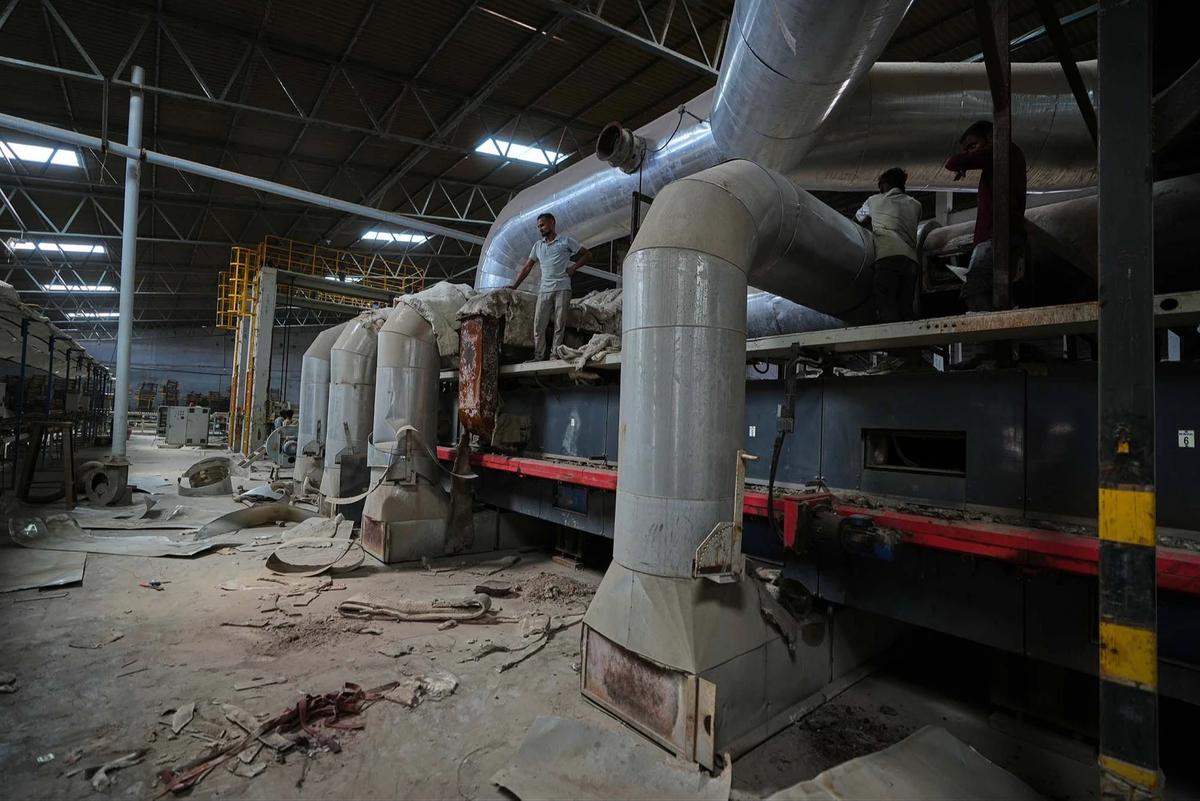 FOTO: Industri Ubin Keramik Terhenti Akibat Krisis Energi