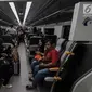 Penumpang berada di dalam kereta Bandara Soekarno-Hatta di stasiun Sudirman Baru, Jakarta, Selasa (26/12). Dengan kereta bandara ini, perjalanan dari Jakarta ke Soekarno-Hatta hanya membutuhkan waktu tempuh 55 menit. (Liputan6.com/Faizal Fanani)