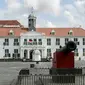 Salah satu manusia patung berdiri menghadap Gedung Fatahillah yang berada di kawasan Kota Tua, Jakarta, Jumat (4/3). Pemprov DKI segera melakukan revitalisasi kawasan Kota Tua dan membutuhkan dana anggaran sebesar Rp 200 miliar (Liputan6.com/Yoppy Renato)