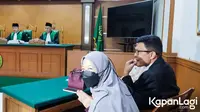 Natasha Rizky hadir dalam sidang perdana. Mengenakan busana syari, perempuan tiga orang anak itu hadir didampingi kuasa hukumnya. Dalam keterangannya sambil menangis Natasha menyebut Desta pria yang baik banget. 
 [Foto: Muhammad Akrom Sukarya/KapanLagi.com]