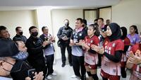 Tim bola voli putri Badan Intelijen Negara (BIN) O2C berhasil menjadi juara Livoli 2022 Divisi 1 dan mendapatkan apresiasi langsung dari Kepala BIN, Budi Gunawan (kiri, masker hitam). (Ist)