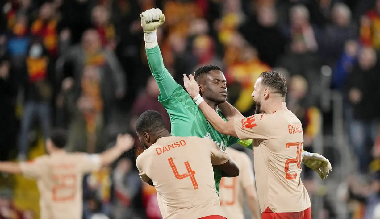 Lens yang sukses mengalahkan Sevilla akhirnya merebut berhasil tiket ke Liga Europa. Sementara Sevilla yang menempati peringkat keempat harus menerima kenyataan kandas di kompetisi Eropa. (AP Photo/Thibault Camus)