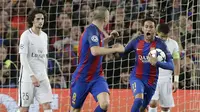 Pemain Barcelona, Neymar (kanan) memborong dua gol untuk kemenangan timnya saat melawan PSG pada leg kedua Babak 16 Besar Liga Champions di Camp Nou stadium, Barcelona, (8/3/2017). Barcelona menang 6-1. (AP/Emilio Morenatti)