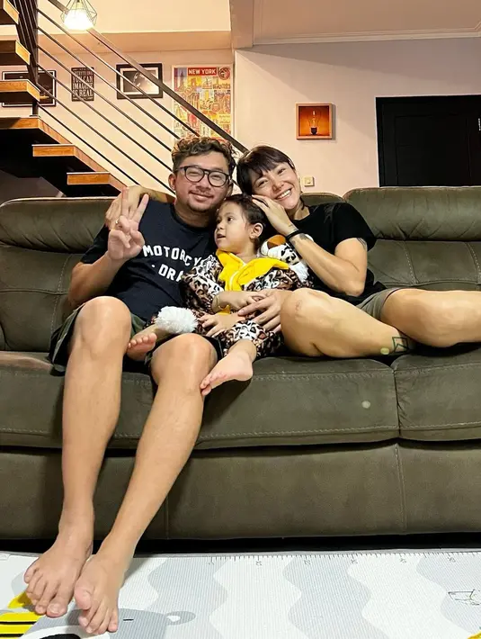 Poppy Sovia dan Ahmad Gussaoki menikah pada tahun 2018. Setahun kemudian, mereka diberikan buah hati yang lucu dan gemas [instagram/popsovia].