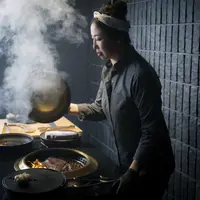 Cicipi cita rasa Korea yang diracik dengan resep keluarga turun temurun, dengan suasana restoran bergaya kontemporer bersama Chef Doeun. / Foto: dok DOEUN.