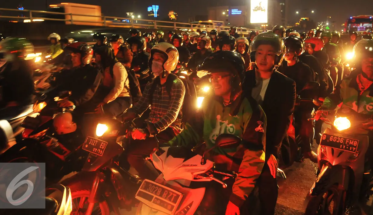 Sejumlah kendaraan terpaksa diberhentikan karena petugas sedang memadamkan api pada mobil sedan yang terbakar, Jakarta, Rabu (17/5). (Liputan6.com/Gempur M Surya)