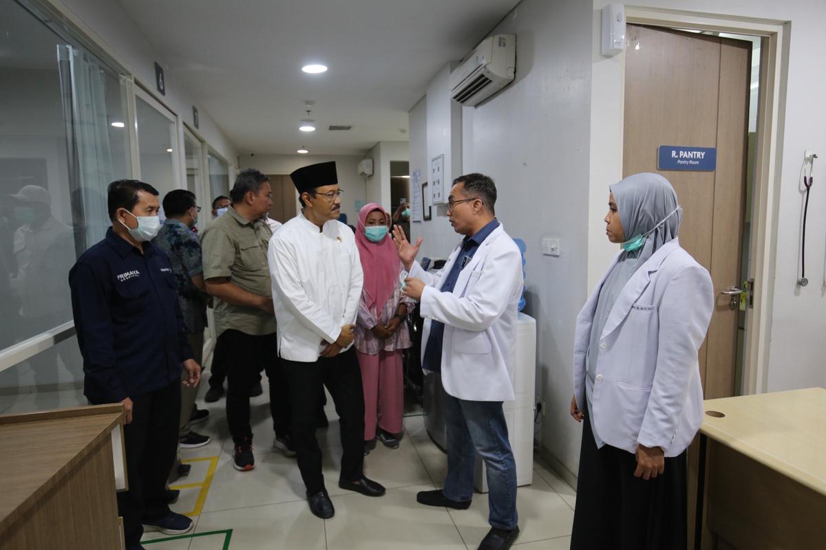 Menteri Sosial Saifullah Yusuf (Gus Ipul) menjenguk korban luka imbas unjuk rasa di Rumah Sakit Primaya, Makassar