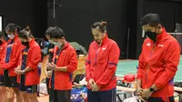 Tim Indonesia untuk Piala Sudirman 2021 tengah berdoa bersama sebelum menjalani latihan pertama di Hameenkylan Liikuntahall, Vantaa, Finlandia, Kamis (23/9/2021). (Dok. PBSI)