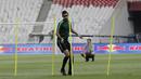 Pemain Timnas Indonesia, Otavio Dutra, saat latihan jelang laga kualifikasi Piala Dunia 2022 di SUGBK, Jakarta, Senin (9/9). Indonesia akan berhadapan dengan Thailand. (Bola.com/M Iqbal Ichsan)