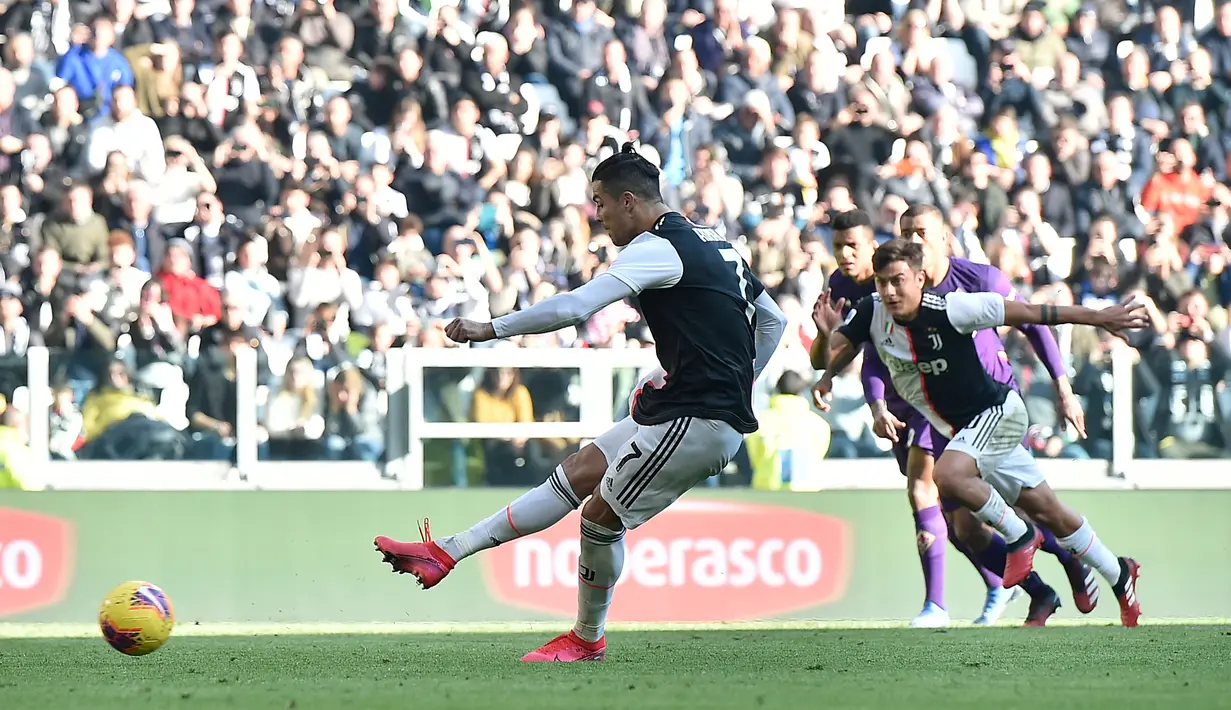 Pemain Juventus Cristiano Ronaldo mencetak gol ke gawang Fiorentina pada pertandingan Liga Italia di Allianz Stadium, Turin, Italia, Minggu (2/2/2020). Ronaldo tampil memukau dengan menorehkan dua gol saat Juventus menang 3-0. (Fabio Ferrari/Lapresse via AP)