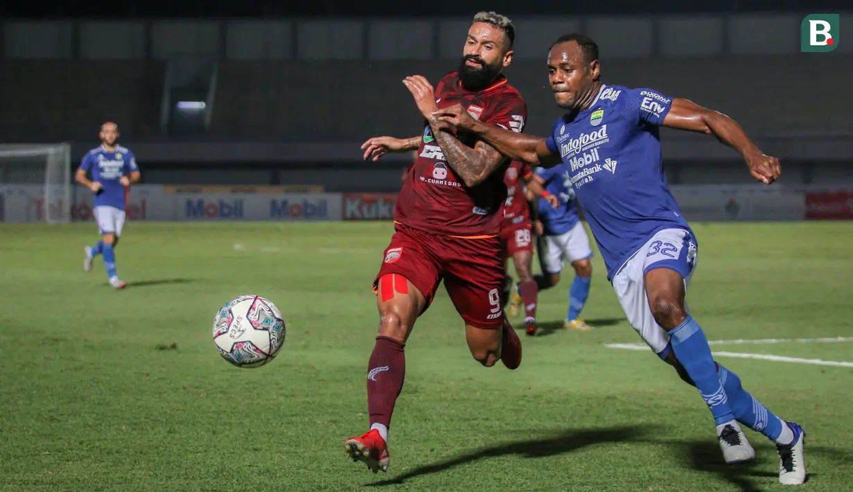 Sementara serangan yang beberapa kali dibangun Borneo FC lewat Fransisco Torres belum memberikan ancaman yang berarti bagi Persib Bandung. Hingga babak pertama berakhir, skor kacamata masih menjadi hasil laga Persib Bandung versus Borneo FC. (Bola.com/Bagaskara Lazuardi)