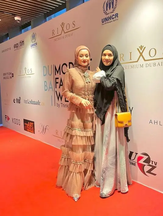 Penampilannya semakin lengkap dengan kalung sebagai aksesori serta hijab yang diikat rapi ke belakang leher. (Instagram/dindahw).