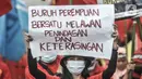 Massa buruh perempuan membentangkan poster tuntutan saat turut dalam aksi menolak UU Cipta Kerja di kawasan Patung Kuda, Jakarta, Selasa (10/11/2020). (merdeka.com/Iqbal S. Nugroho)
