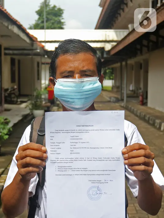 Pasien sembuh COVID-19 memperlihatkan surat keterangan selesai isolasi di Graha Wisata Ragunan di Jakarta, Jumat (29/1/2021). Data Satgas Covid-19 per Jumat (29/1), jumlah pasien yang sembuh bertambah 10.138 orang dengan total pasien sembuh mencapai 852.260 orang. (Liputan6.com/Herman Zakharia)