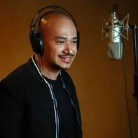 Husein Alatas menjadi salah satu artis pendukung dalam konser ini. Penyanyi lulusan ajang pencarian bakat ini sempat tak percaya dapat terlibat dalam konser God Bless. (Deki Prayoga/Bintang.com)