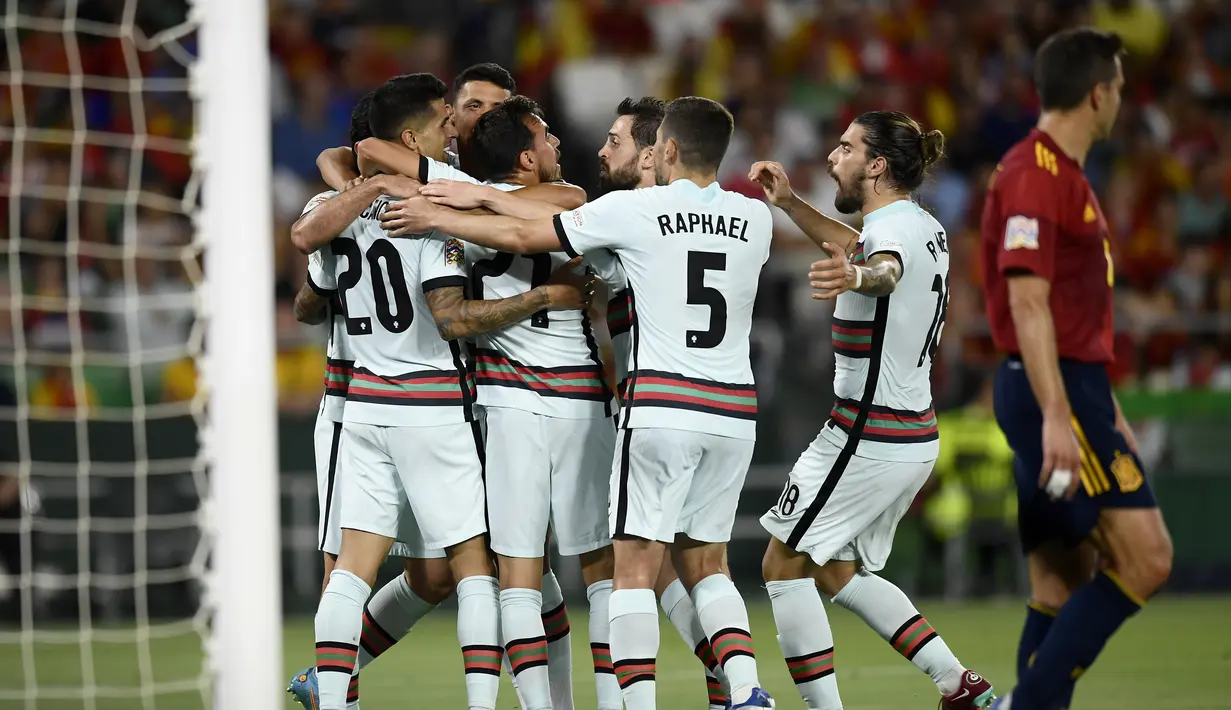 Gelandang Portugal, Otavio membawa saat bertanding melawan Spanyol pada pertandinga perdana Grup B Nations League 2022 di Stadion Benito Villamarin, di Seville, Spanyol, Jumat (3/6/2022). Spanyol bermain imbang dengan Portugal 1-1. (AP Photo/Jose Breton)