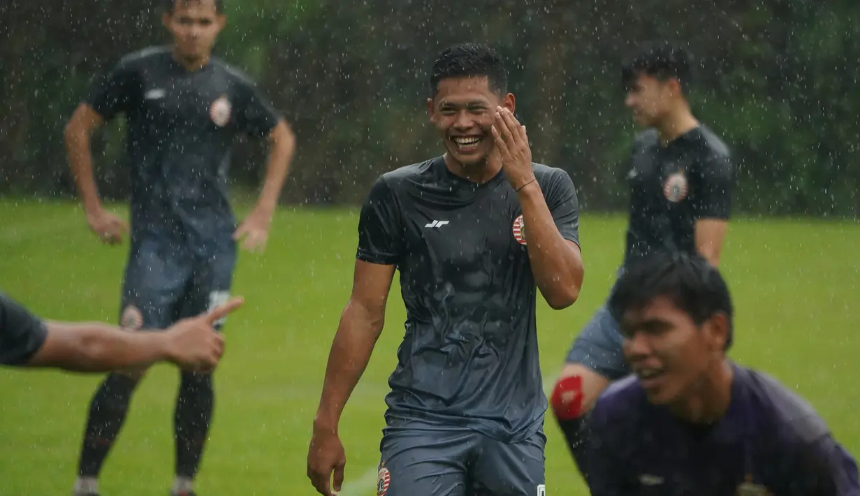 Striker Persija Jakarta, Taufik Hidayat (tengah) bersama rekan setim mengikuti latihan perdana Persija Jakarta usai menjuarai Piala Menpora 2021 menjelang bergulirnya Liga 1 di National Youth Training Centre (NYTC) Sawangan Depok, Kamis (20/5/2021). (Foto: Dok. Persija Jakarta)