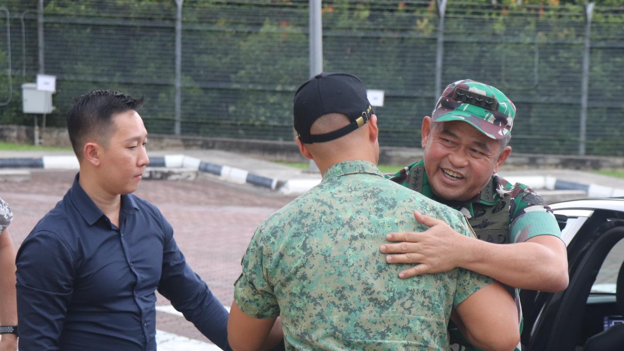 Kasad Maruli Simanjuntak Terima Medali Kehormatan dari Singapura