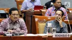 Menteri Pendidikan dan Kebudayaan (Mendikbud), Nadiem Makarim (kanan) mengikuti rapat kerja dengan Komisi X DPR di Kompleks Parlemen Senayan, Jakarta, Rabu (6/11/2019). Rapat membahas soal perkenalan dan membahas program kerja. (Liputan6.com/Johan Tallo)