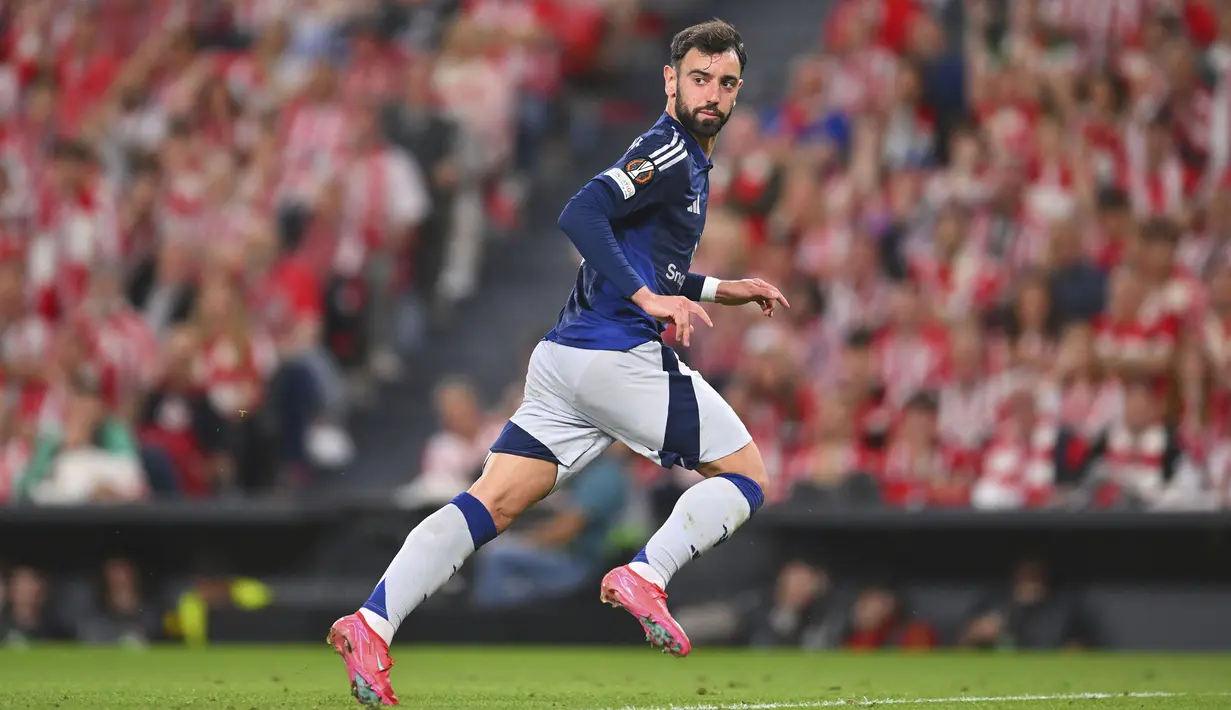 Pemain Manchester United, Bruno Fernandes melakukan selebrasi setelah mencetak gol ke gawang Athletic Bilbao dalam laga leg 1 semifinal Liga Europa 2024/2025 di San Mames Stadium, Bilbao, Spanyol, Kamis (01/05/2025) waktu setempat. (AP Photo/Miguel Oses)