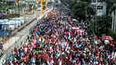 Arena Car Free Day (CFD) dari kawasan MH Thamrin hingga Bundaran HI di Jalan Sudirman, Jakarta, semarak dengan warna merah putih, Minggu (20/11). Ribuan peserta yang dari berbagai elemen memeriahkan Karnaval Cinta Budaya NKRI. (Liputan6.com/Faizal Fanani)