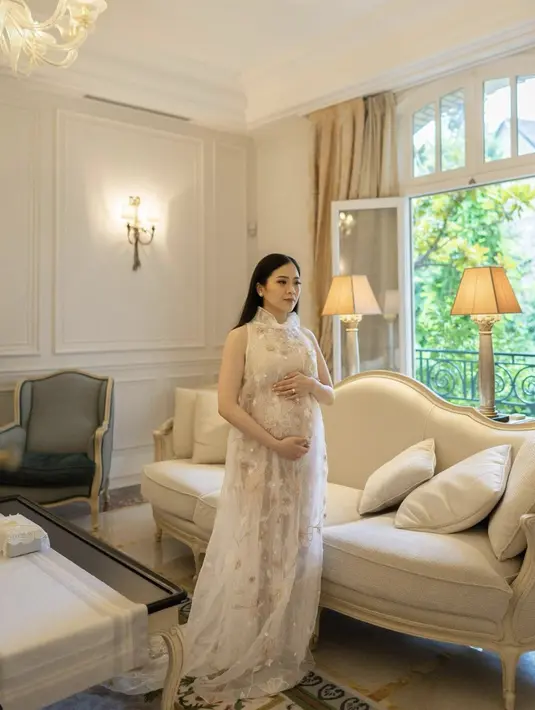 Jessica Tanoesoedibjo juga terlihat memukau dengan gaun dengan kerah shanghai. [Foto: Instagram/ Jessica Tanoesoedibjo]