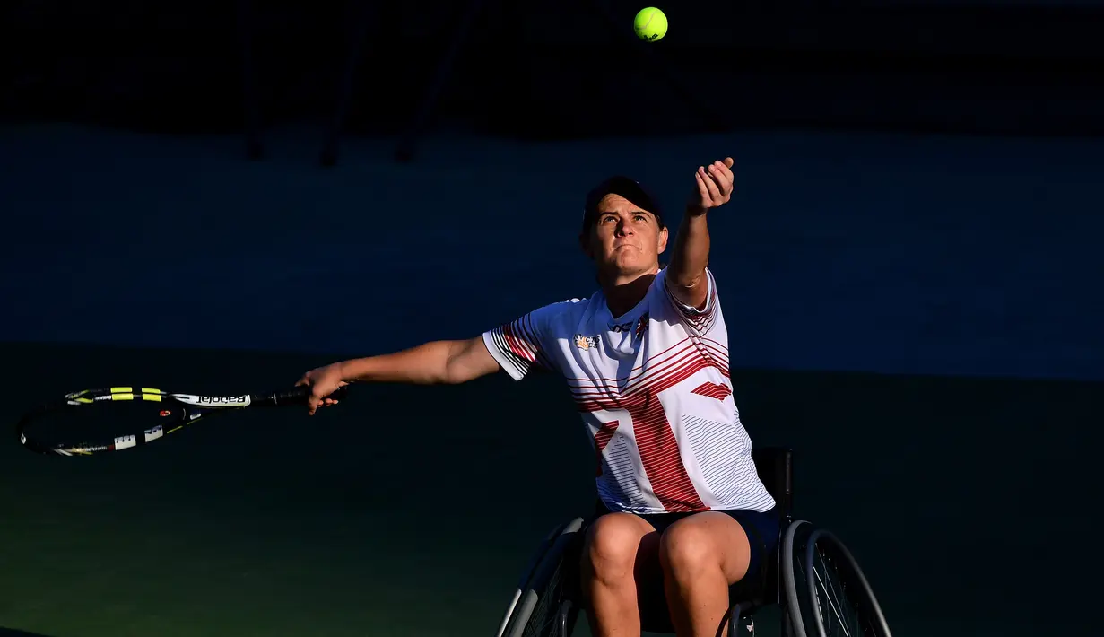 Petenis kursi roda dari Inggis, Cornelia Oosthuizen memukul bola dalam pertandingan awal tenis kursi roda Invictus Games 2017 di Nathan Phillips Square. Toronto, (24/09) (Harry How / Getty Images / AFP)