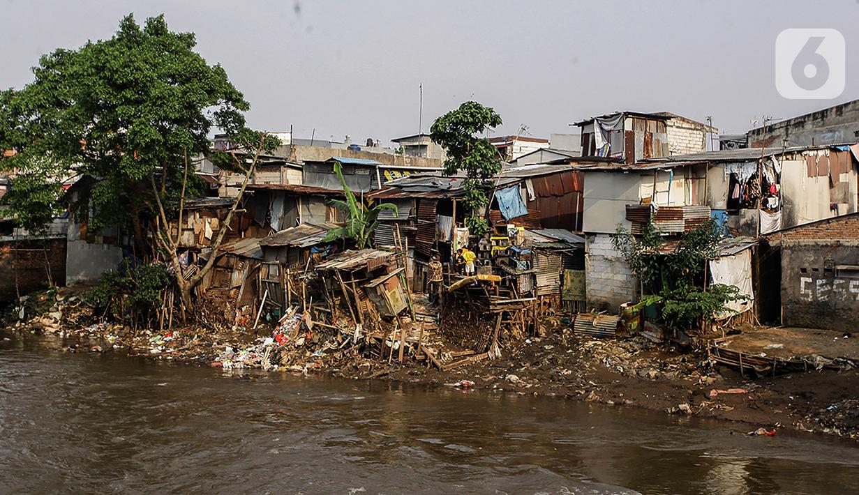 Normalisasi bertujuan untuk mengembalikan kondisi lebar Sungai Ciliwung menjadi 35-50 meter. Pekerjaan ini meliputi pembangunan tanggul, perkuatan tebing, serta pembangunan jalan inspeksi dengan lebar 6-8 meter di sepanjang tepi Ciliwung. Selain itu pekerjaan juga mencakup peningkatan kapasitas tampung alir dari 200 m3/detik menjadi 570 m3/detik hingga penataan kawasan. (Liputan6.com/Johan Tallo)