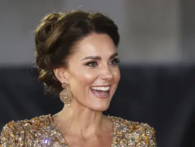 Kate Middleton tiba untuk pemutaran perdana premier film James Bond terbaru, No Time To Die, di London, Selasa (28/9/2021). Duchess of Cambridge itu terlihat glamor berbalut gaun manik-manik keemasan dilengkapi dengan mantel tanpa lengan rancangan Jenny Packham. (Chris Jackson/Pool Photo via AP)