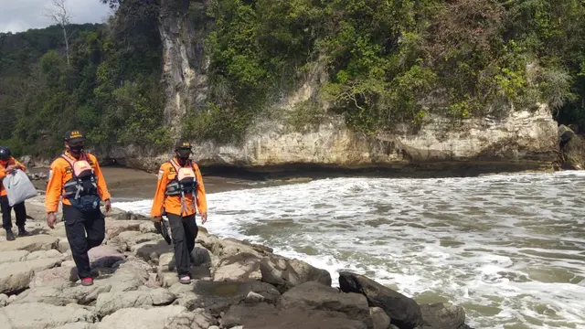 Tim SAR mencari keberadaan dua korban tenggelam di Pantai Logending, Kebumen. (Foto: Liputan6.com/Basarnas)