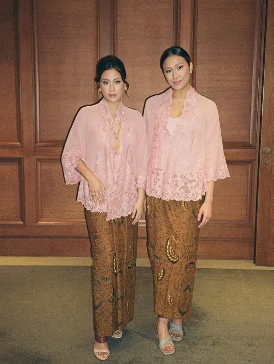 Pesona Sherina Munaf dalam balutan kebaya pink dan kain batik coklat sebagai rok.  [Foto: Instagram/sherinamunaf]