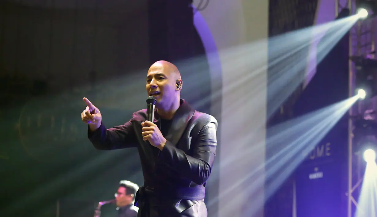 Begitu tampan Marcell dengan penampilannya yang serba hitam. Mulai dari baju, jas hingga sepatu. Lagu Satu Mimpiku menjadi pembuka penampilan Marcell yang tentunya kembali membuat Marcell disambut meriah. (Bambang E.Ros/Fimela.com)
