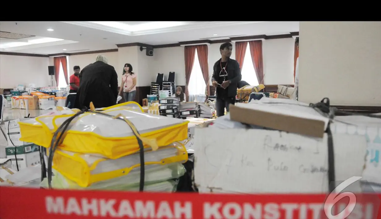 Hampir satu ruangan penuh di MK berisi dokumen yang diberikan Tim Prabowo-Hatta sebagai bukti kecurangan pilpres yang mereka temukan, Jakarta, Senin (18/8/2014) (Liputan6.com/Herman Zakharia)