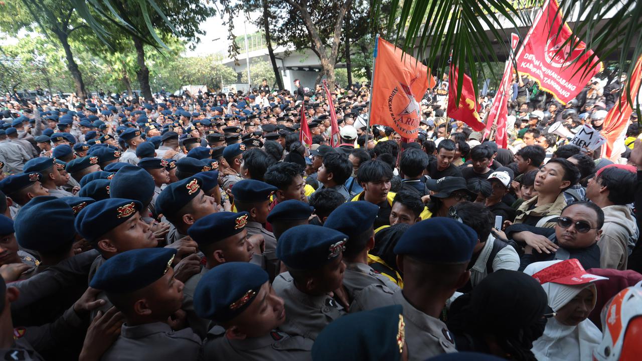 Aksi Dorong Mendorong Warnai Upaya Mahasiswa Menuju Gedung DPR