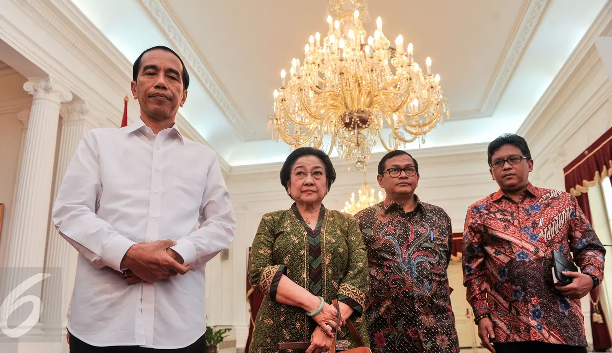 Presiden Jokowi dan Ketua Umum PDI Perjuangan Megawati Soekarnoputri di Istana Merdeka, Jakarta, Sabtu (24/10/2015). Kedua pihak menyinggung masalah politik luar negeri sebelum Jokowi bertolak ke Amerika Serikat. (Liputan6.com/ Faizal Fanani)