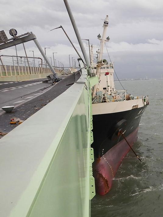 Kapal tanker saat menabrak jembatan yang menghubungkan ke Bandara Internasional Kansai akibat hantaman angin topan jebi di kota Izumisano, Osaka, (4/9). Akibat topan kuat ini dipekirakan enam orang tewas dan banyak melukai warga. (AFP Photo/Jiji Press)