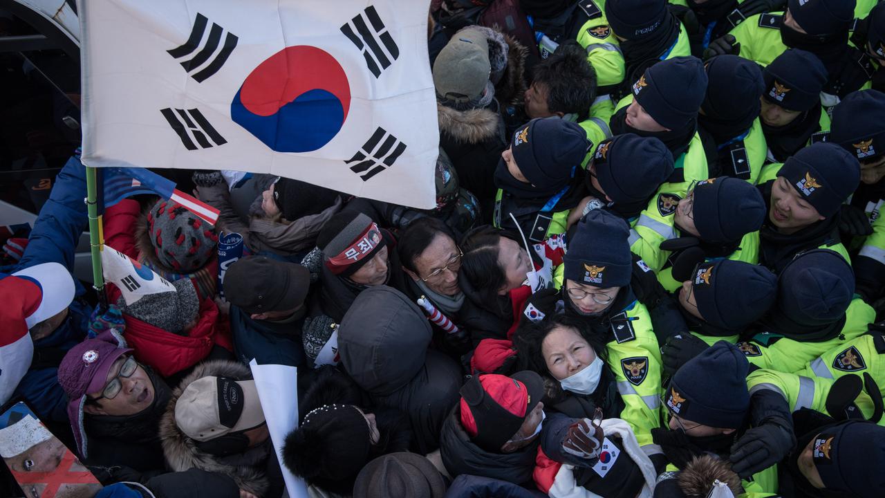 Rombongan Seni Korea Utara Disambut Demo Jelang Tampil di Pyeongchang