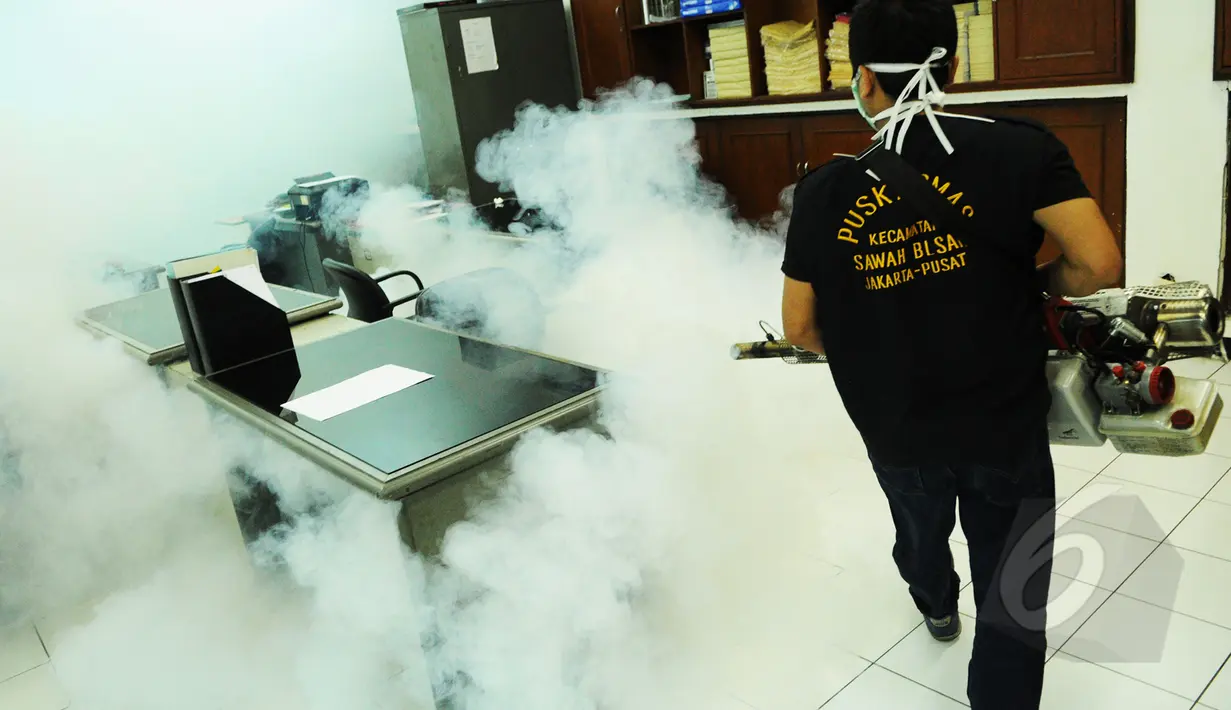 Petugas dari Puskesmas kecamatan Gambir memfogging seluruh ruang kerja di Balai Kota, Jakarta, Selasa (10/3/2015). Fogging dilakukan setelah dikabarkan Gubernur Ahok terkena DBD (Liputan6.com/Faizal Fanani)