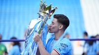 Striker Manchester City, Julian Alvarez berpose dengan mencium trofi Liga Inggris saat perayaan gelar usai laga pekan ke-37 menghadapi Chelsea di Etihad Stadium, Manchester (21/5/2023). Julian Alvarez didatangkan pada awal musim 2022/2023 dari River Plate. Sejauh ini ia telah tampil 29 kali di Liga Inggris, termasuk di laga terakhir saat menang 1-0 atas Chelsea, dengan torehan 9 gol dan 1 assist. (AP Photo/Jon Super)