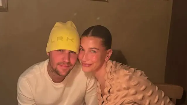 Hailey Bieber  Saat Perayaan Ulang Tahun ke-32 Suaminya, Justin Bieber pakai baju vintage. [@lilbieber]