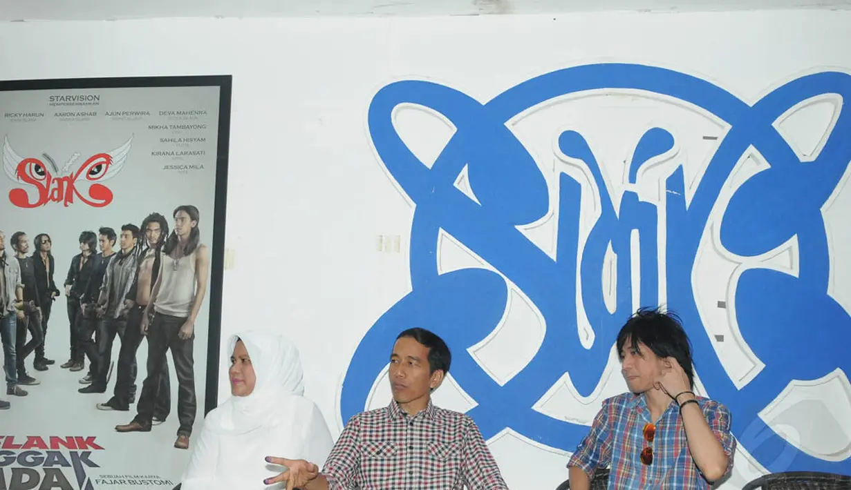 Dalam kunjungannya ke markas Slank, mereka mengenang soal Konser Salam 2 Jari yang baru saja dihelat di Gelora Bung Karno (GBK), Jakarta Pusat pada Sabtu, 5 Juli lalu. (Liputan6.com/Herman Zakharia)