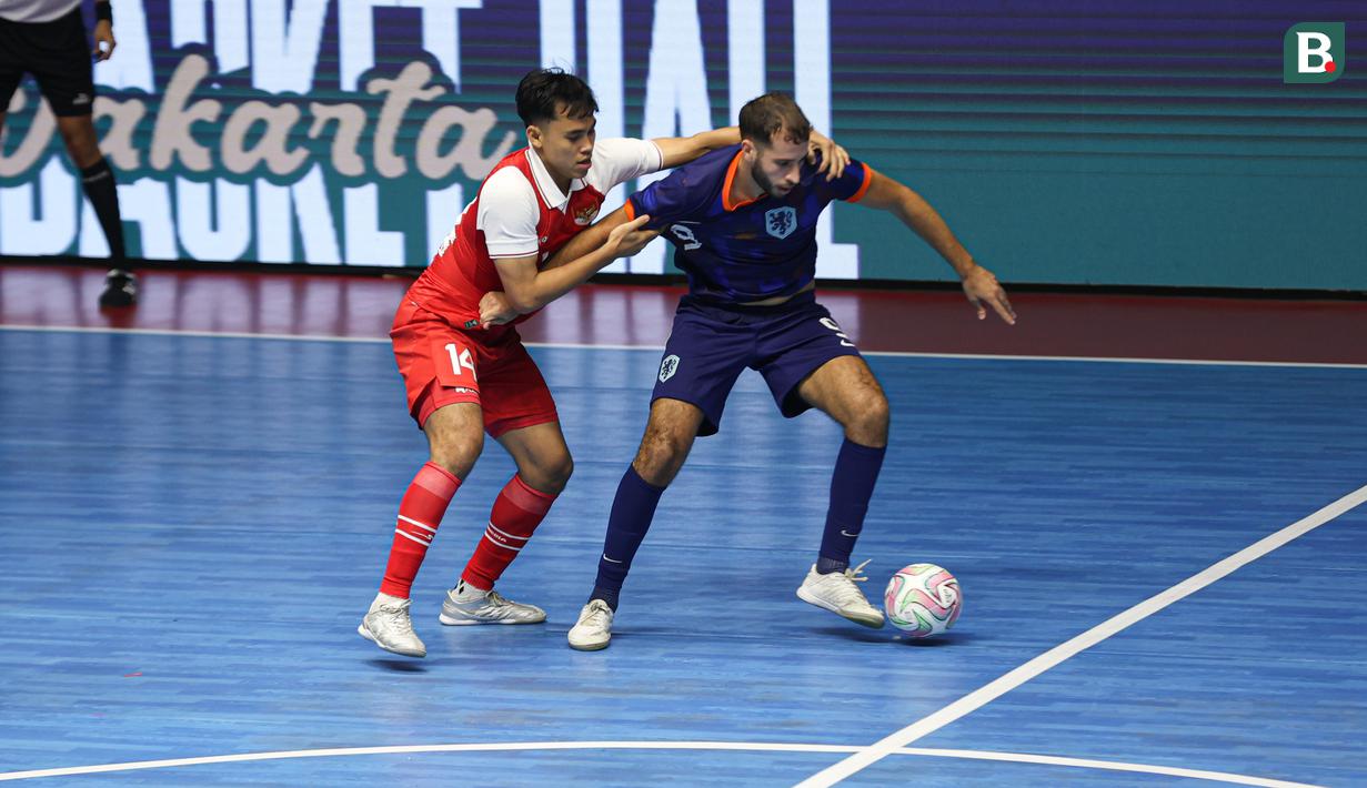 Pemain Timnas Futsal Indonesia, Romi Humandri menjaga ketat pemain Belanda pada laga lanjutan Four Nations Cup 2025 yang bergulir di Hall Basket Senayan, Jakarta, pada Sabtu (20/9/2025).