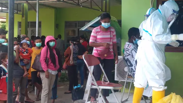 Tenaga kesehatan melakukan pemeriksaan rapid antigen terhadap ratusan warga di Labkesda Dinas Kesehatan Kabupaten Sikka. (Liputan6.com/ Dionisius Wilibardus)
