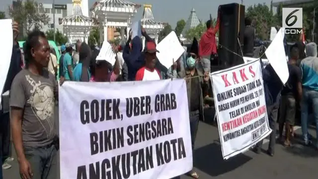 Ribuan angkutan umum di Kota Surabaya mogok beroperasi mereka menuntut penghapusan angkutan umum berbasis online di kota tersebut