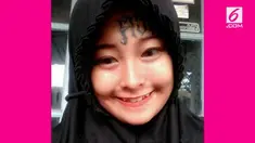 Baru-baru ini beredar foto seorang wanita berhijab yang pada wajahnya terdapat tato berukuran besar.